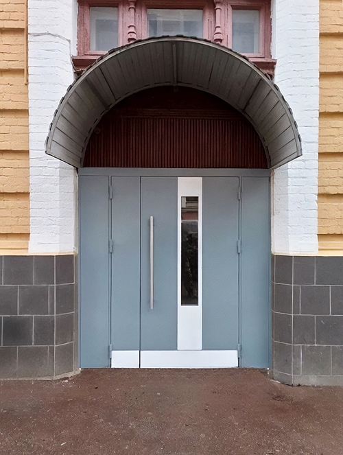 Подъездная серая дверь Подъездная серая дверь