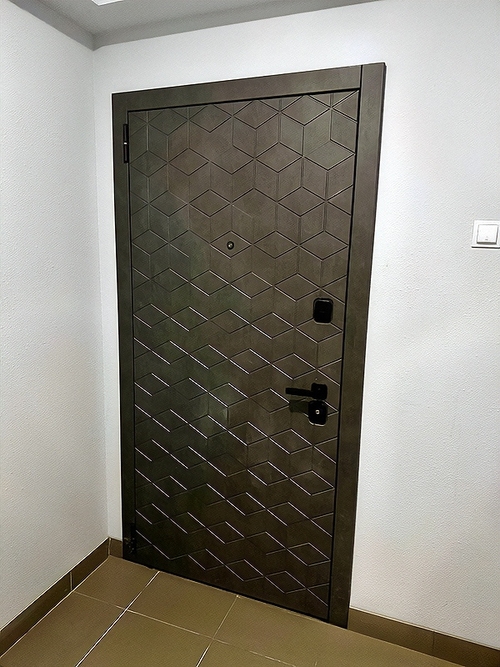 Дверь с фрезеровкой