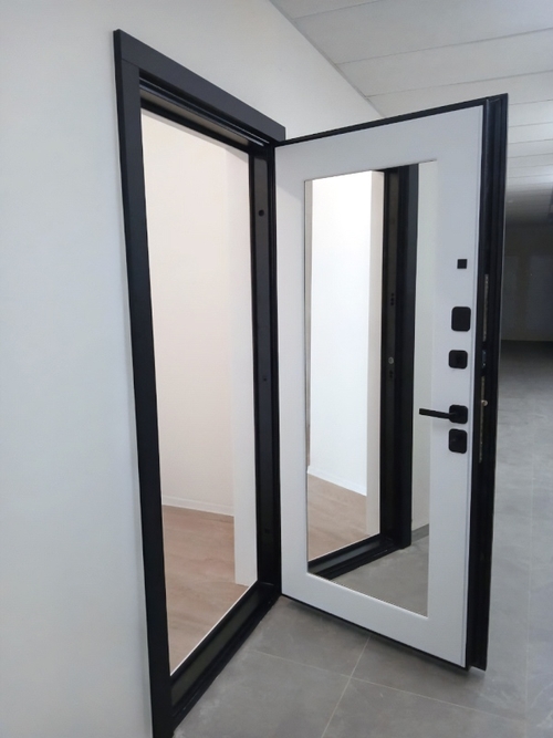 Дверь в квартиру с зеркалом внутри