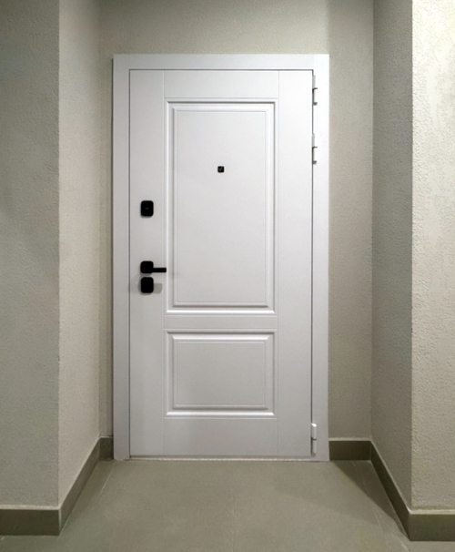 С белой панелью