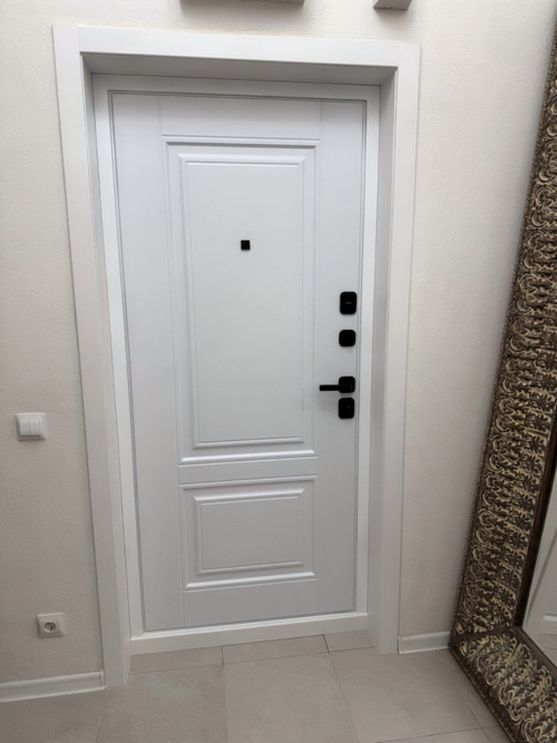 С белой панелью