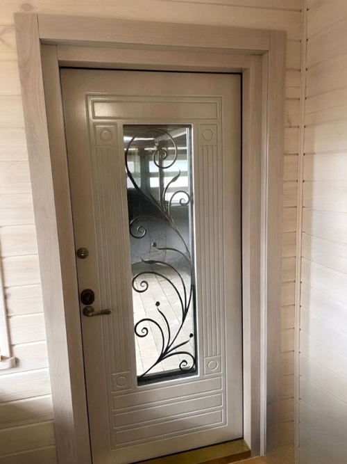 Уличная дверь с ковкой и стеклом