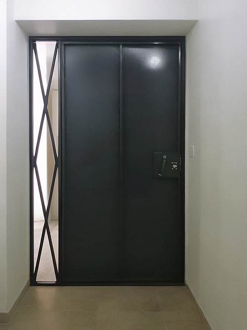 Дверь с решеткой сбоку