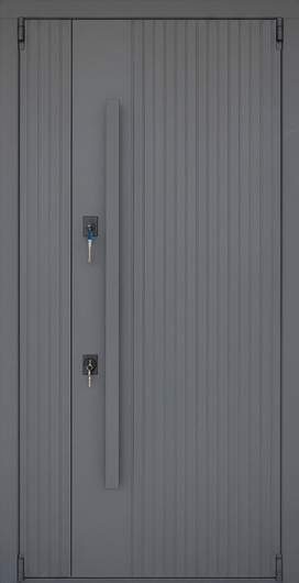Входная полуторная дверь с длинной ручкой и панелями серого и белого цвета