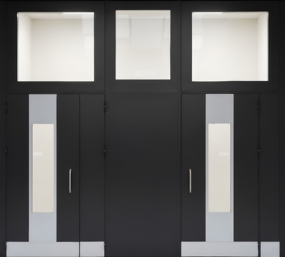 Нестандартная входная подъездная группа с остеклением, отбойниками и черным окрашиванием